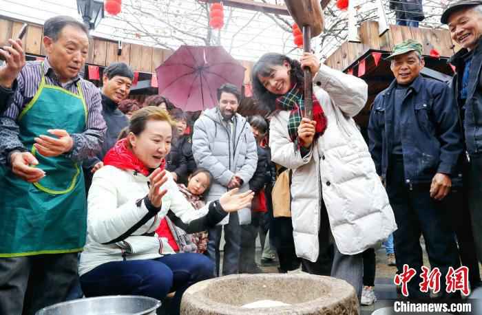 传统年俗打年糕 谢尚国 摄 小镇传年俗文化节:新老“混搭”中探寻别样“年味”