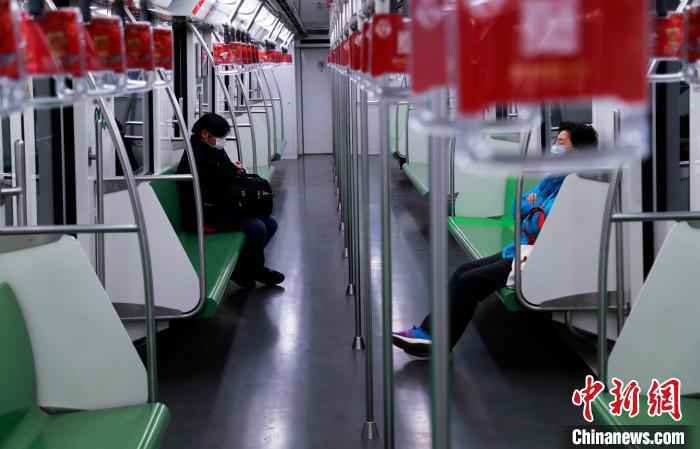 资料图:两位乘客戴着口罩在地铁上“隔位而坐”。 汤彦俊 摄 总担心被感染怎么办?这份心理防“疫”指南请收好!