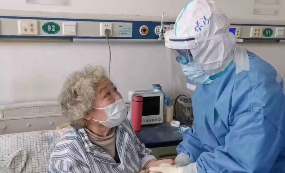 金婚夫妇出院啦 医护人员:看到了爱情美好的模样